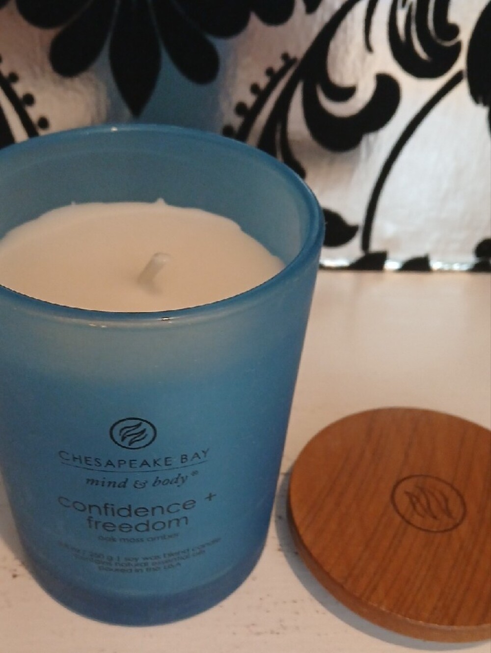 Confidence & Freedom Oakmoss & Amber Candle - Picture 2 of 2